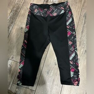 Maurice in motion exercise leggings capri woman’s stretch pants arrow pattern